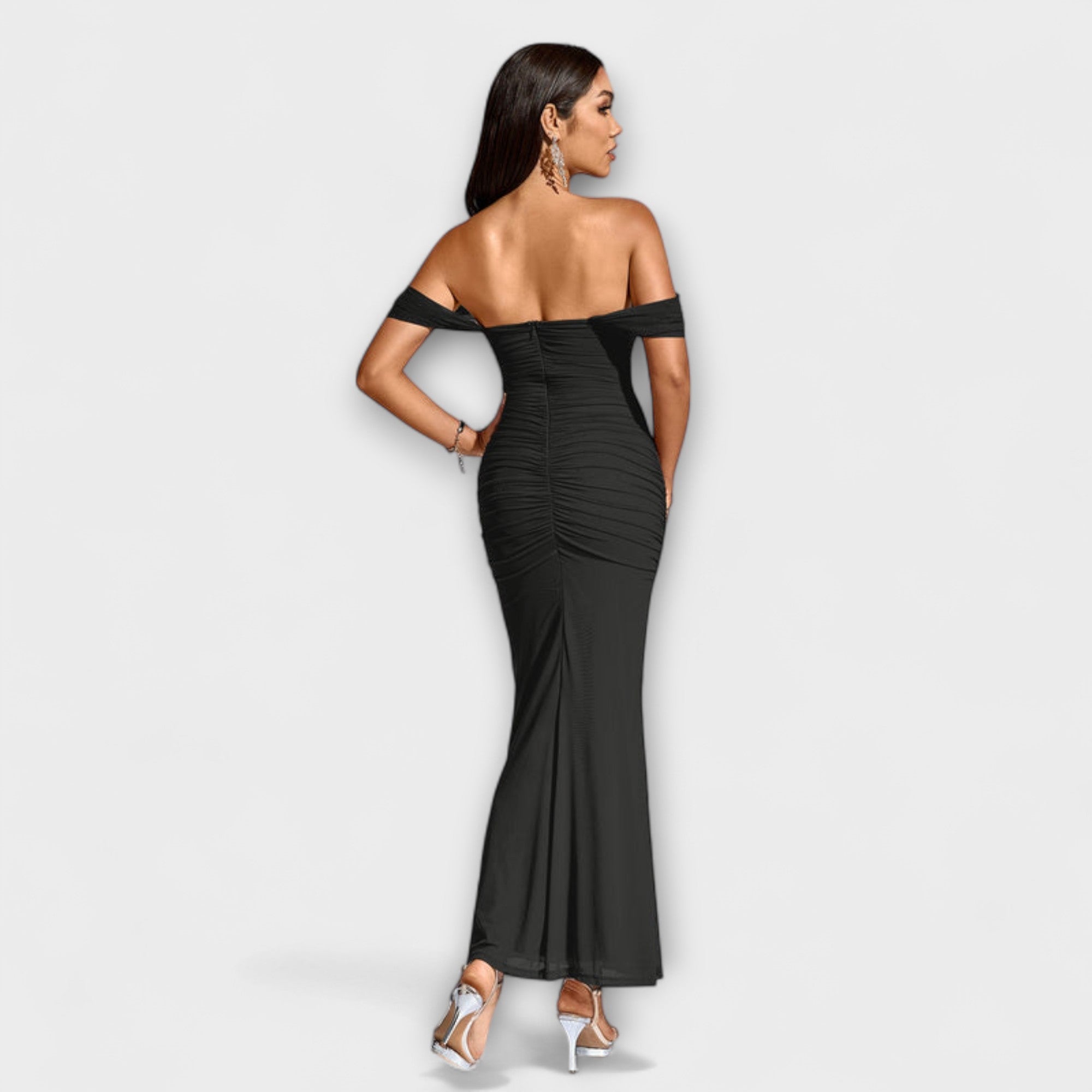 Ione - Bodycon šaty s odhalenými rameny a řasením