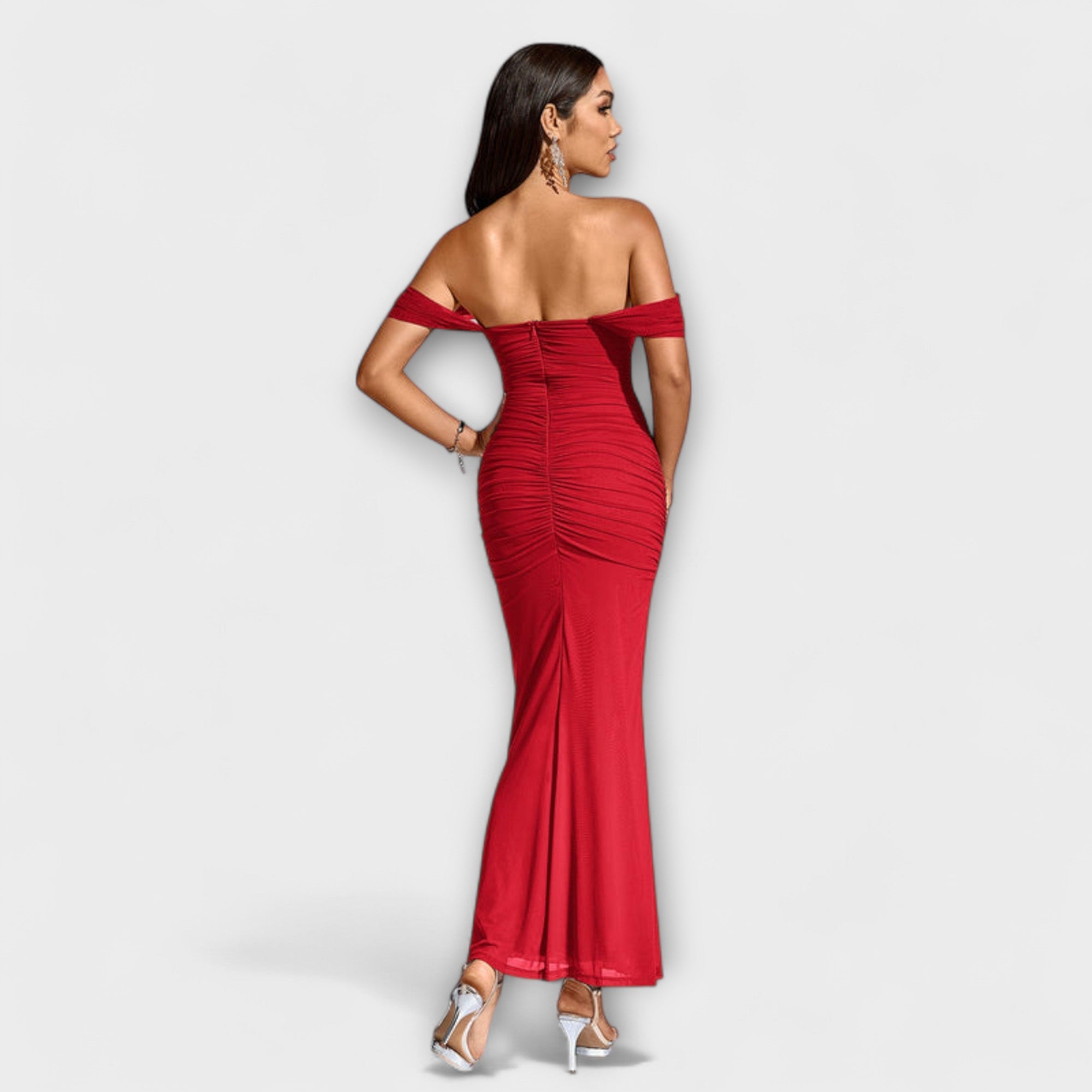 Ione - Bodycon šaty s odhalenými rameny a řasením