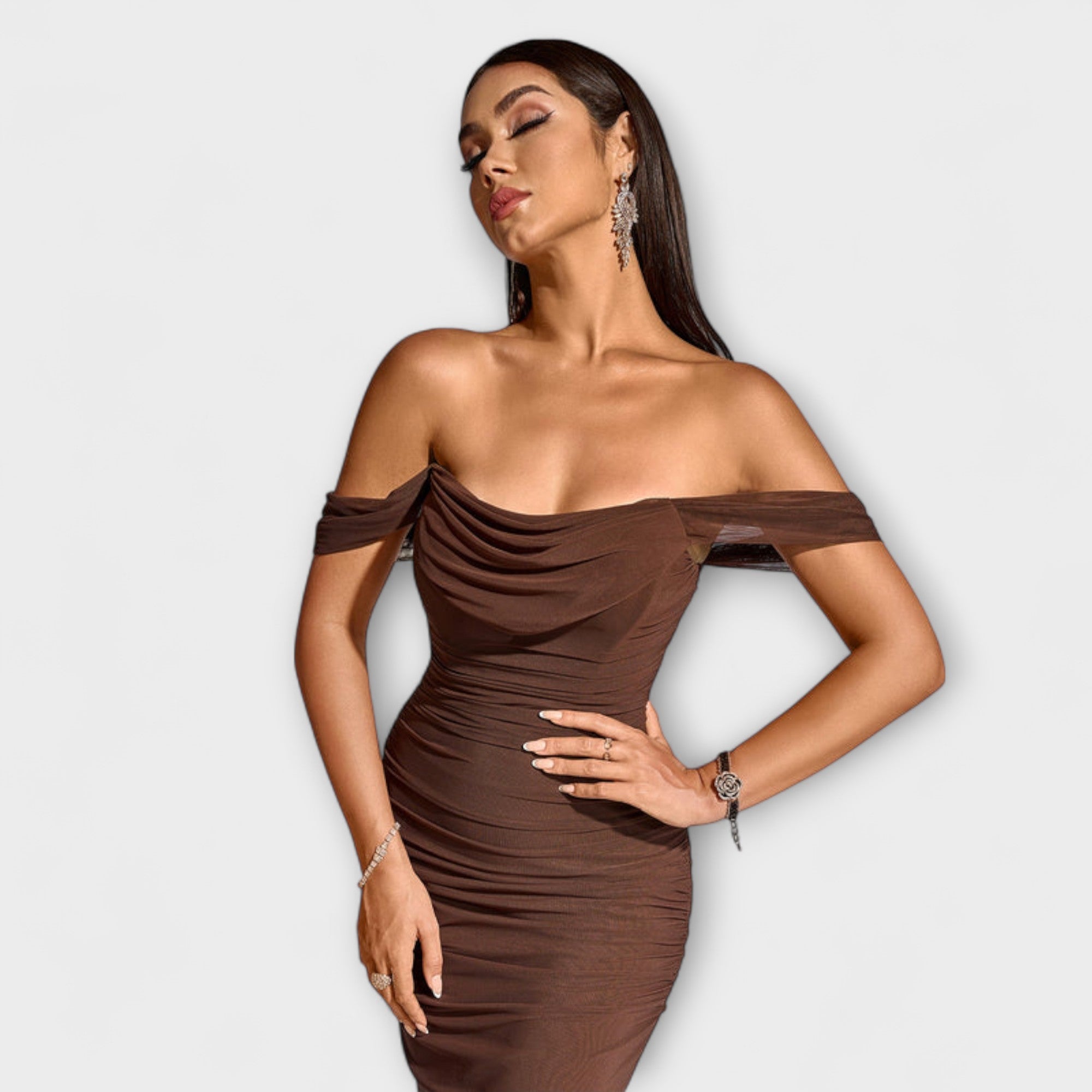 Ione - Bodycon šaty s odhalenými rameny a řasením